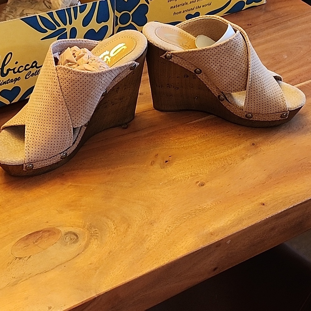 Sbicca wedge Declan sandal new size 8 natural suede